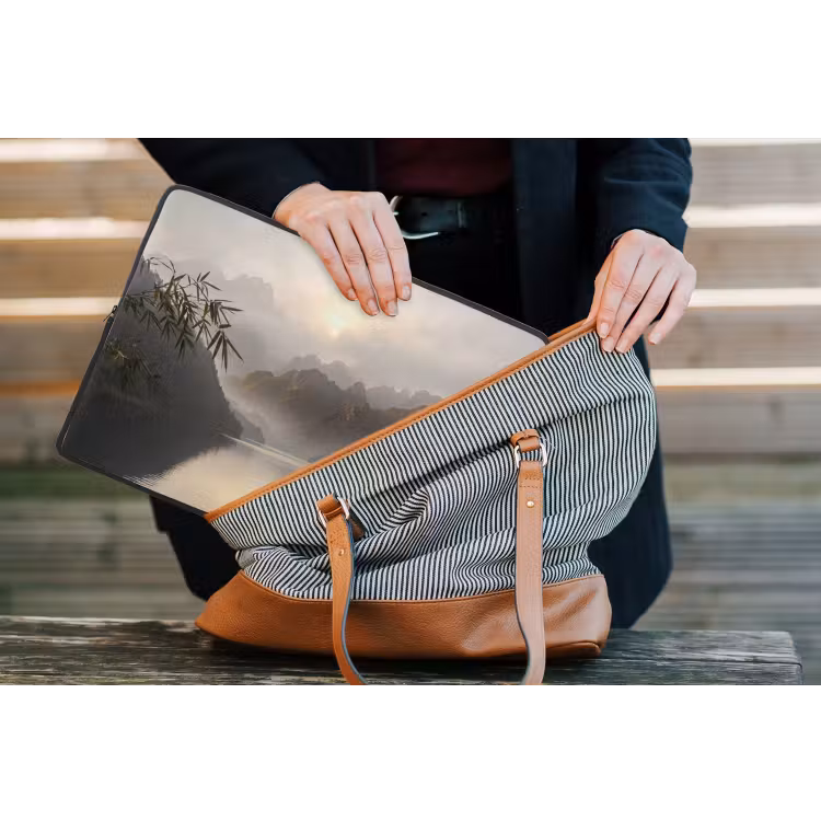 Bergen - Water - Mist - Natuur - Landschap laptophoes neopreen klein -tas