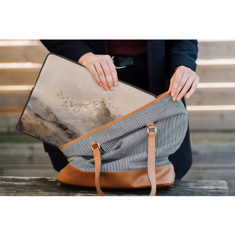 Berglandschap - Mist - Penseelstreken laptophoes neopreen klein -tas