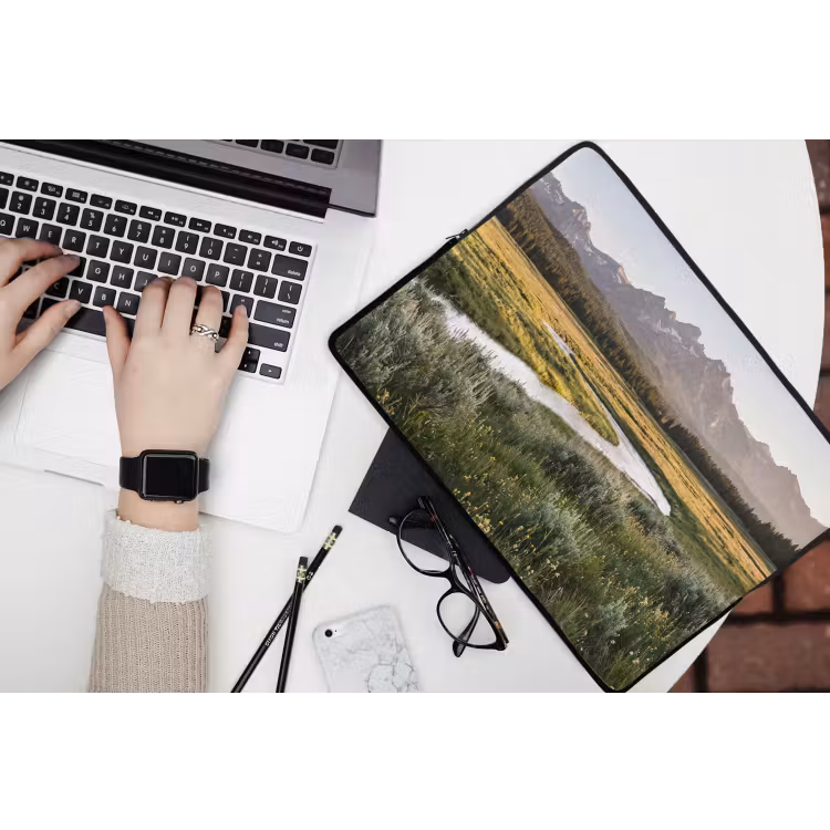 Berglandschap - Rivier - Bos laptophoes neopreen klein -bureau