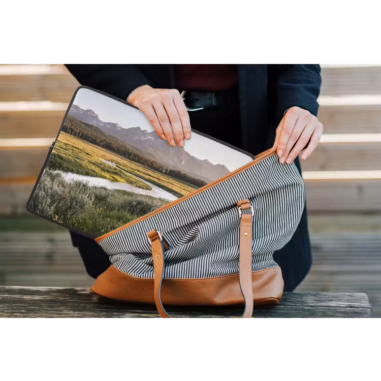 Berglandschap - Rivier - Bos laptophoes neopreen klein -tas