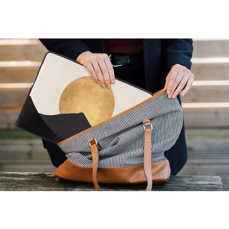 Bergsilhouetten - Gouden cirkel - Beige laptophoes neopreen klein -tas