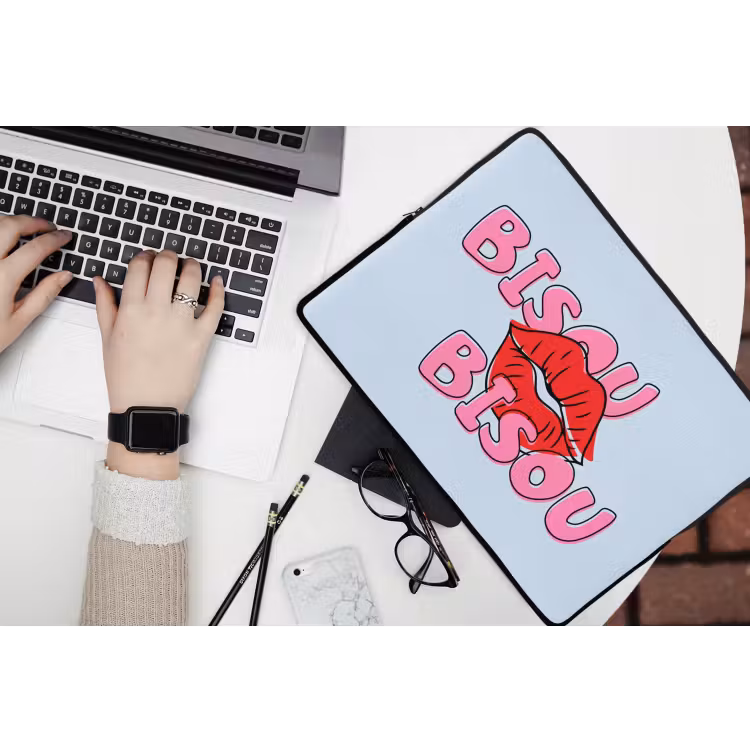 Bisou - Blauw - Roze - Lippen laptophoes neopreen klein -bureau