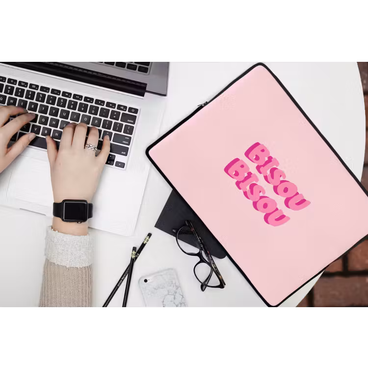 Bisou - Roze - Dikke letters laptophoes neopreen klein -bureau