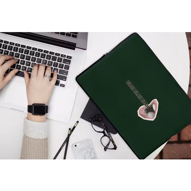 BLAH BLAH BLAH - Mond - Groen laptophoes neopreen klein -bureau