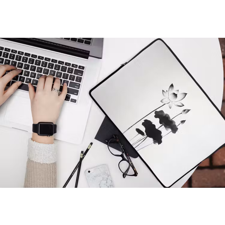 Bladeren - Zwart - Lotusbloem - Minimalitisch laptophoes neopreen klein -bureau