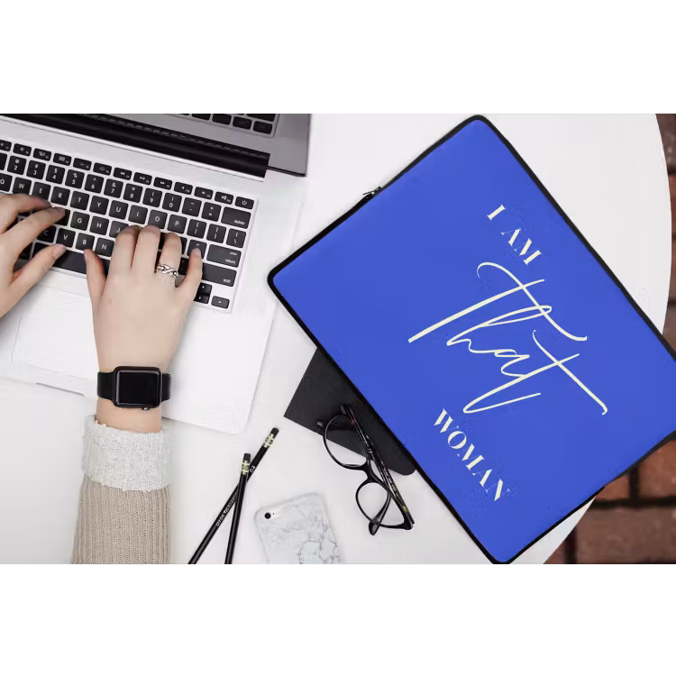 Blauw - I am that woman - Sierlijk - Minimalistisch laptophoes neopreen klein -bureau
