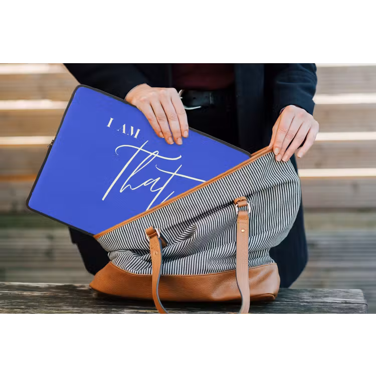 Blauw - I am that woman - Sierlijk - Minimalistisch laptophoes neopreen klein -tas