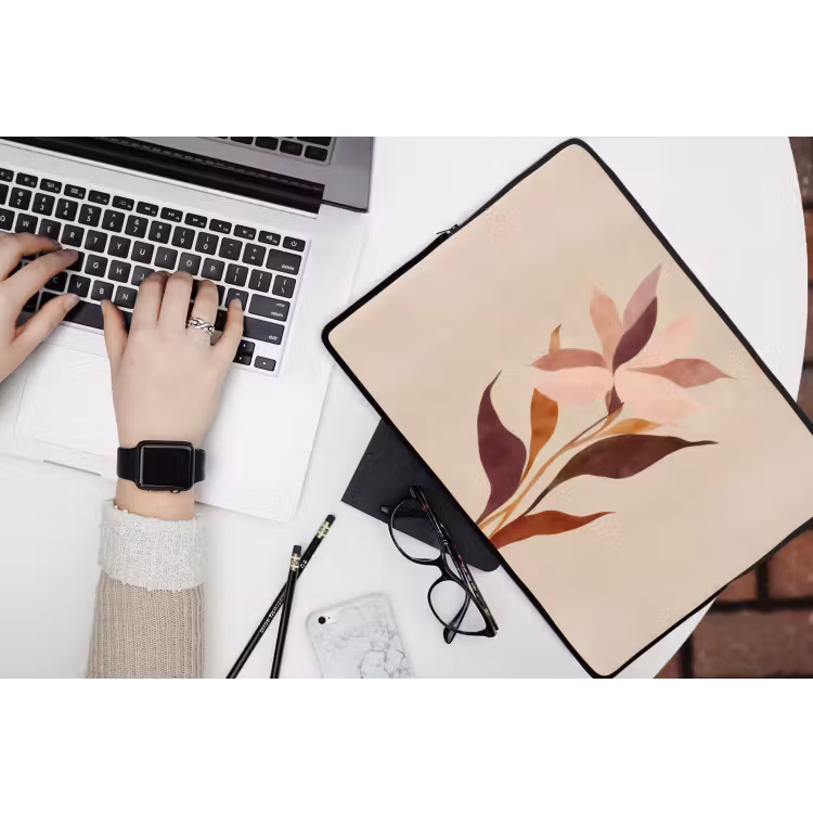 Bloemen - Blaadjes - Minimalistisch - Roze laptophoes neopreen klein -bureau