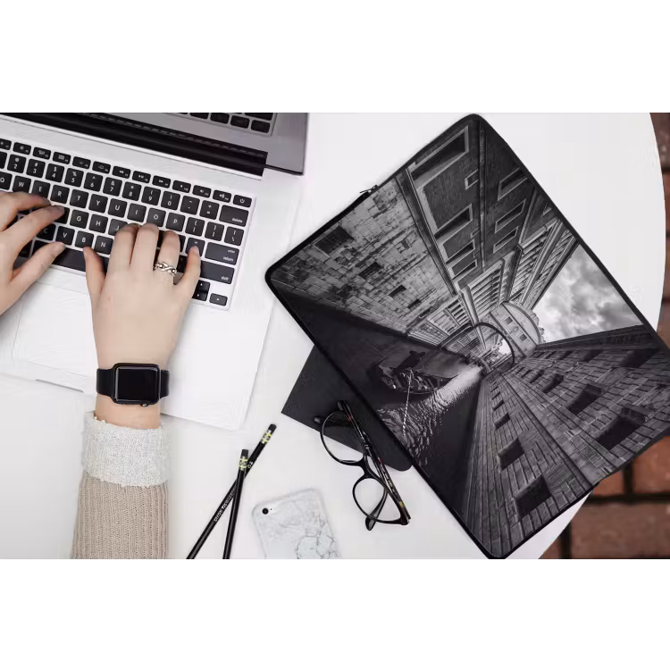Boot - Waterweg - Stad - Zwart-wit - Architectuur laptophoes neopreen klein -bureau