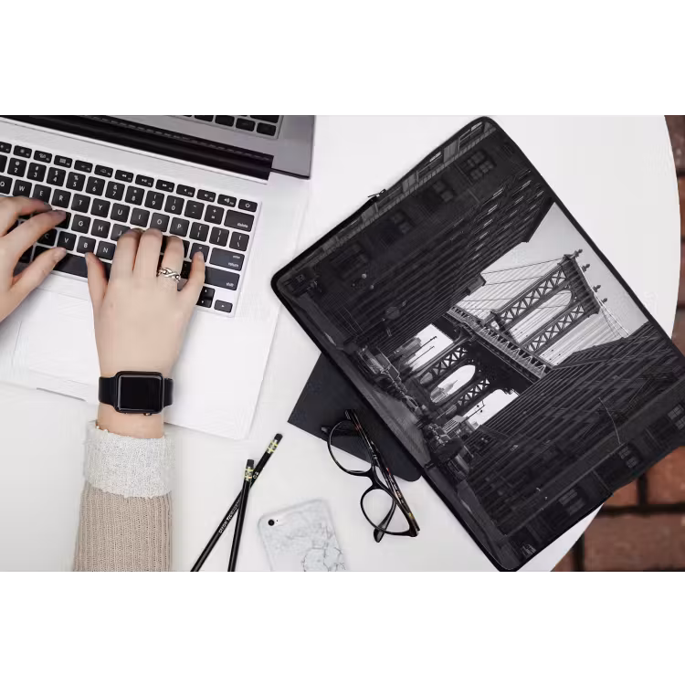 Brug - Stad - Architectuur - Modern - Zwart-wit laptophoes neopreen klein -bureau