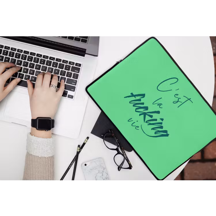 c'est la fucking vie - Groen - Penseelstijl laptophoes neopreen klein -bureau