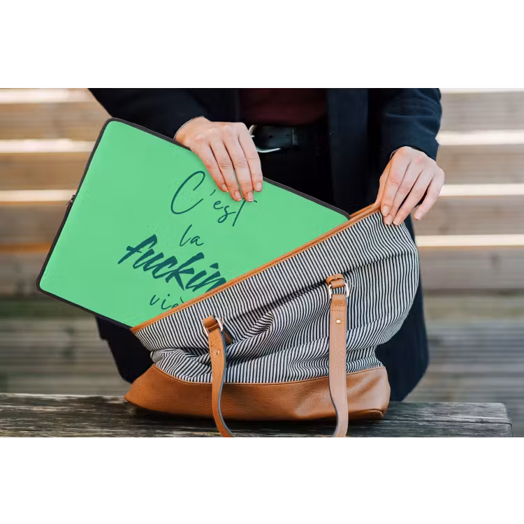 c'est la fucking vie - Groen - Penseelstijl laptophoes neopreen klein -tas