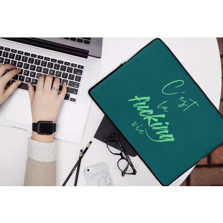 c'est la fucking vie - Groen - Handgeschreven laptophoes neopreen klein -bureau