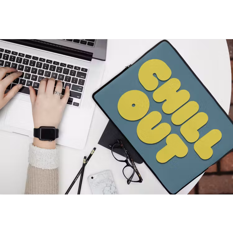 Chill out - Geel - Blauw laptophoes neopreen klein -bureau