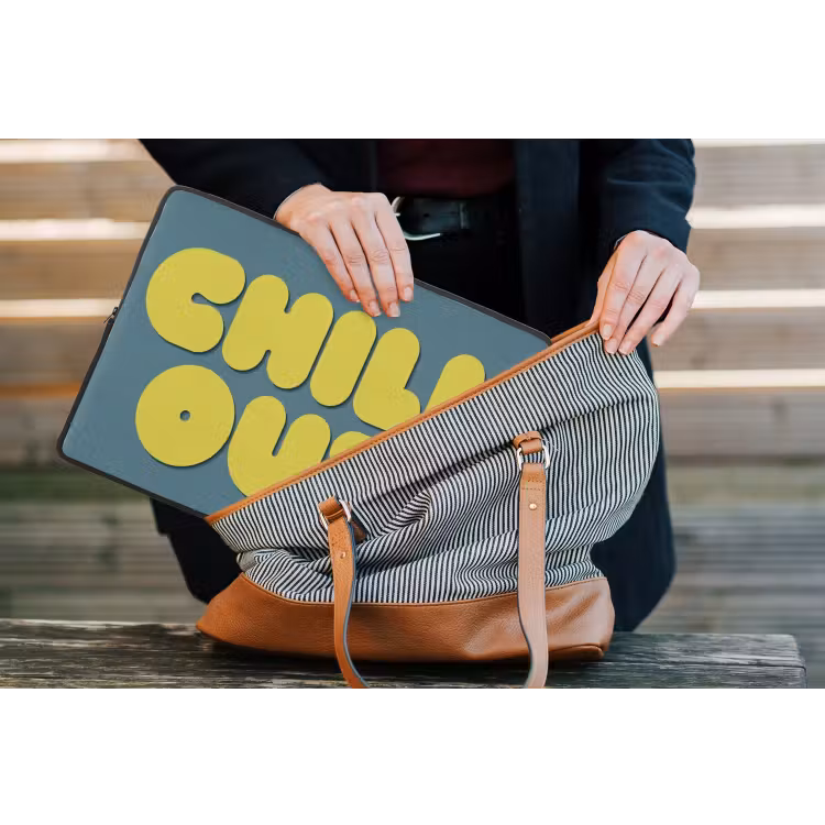 Chill out - Geel - Blauw laptophoes neopreen klein -tas