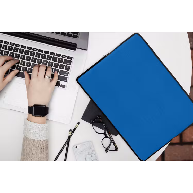 Classic - Azure - Blauw laptophoes neopreen klein 279 -bureau