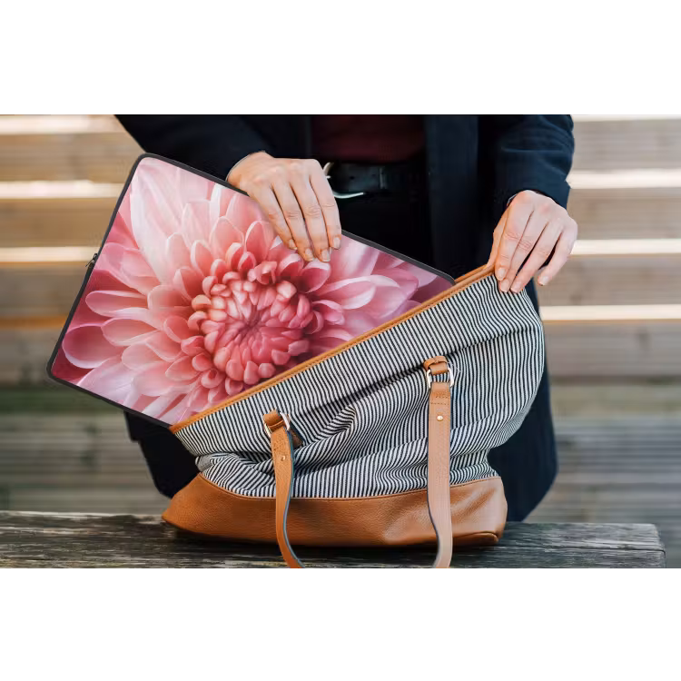Dahlia - Bloem - Close up - Roze laptophoes neopreen klein -tas