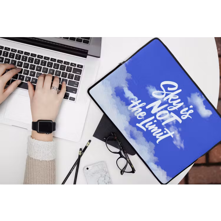 Sky is not the limit - Blauwe lucht - Wolken laptophoes neopreen klein -bureau