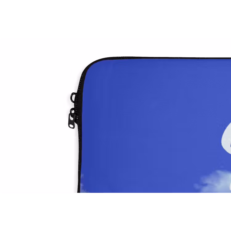 Sky is not the limit - Blauwe lucht - Wolken laptophoes neopreen klein -detail