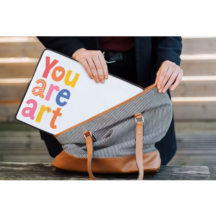 You are art - Kleurrijk - Grafisch laptophoes neopreen klein -tas