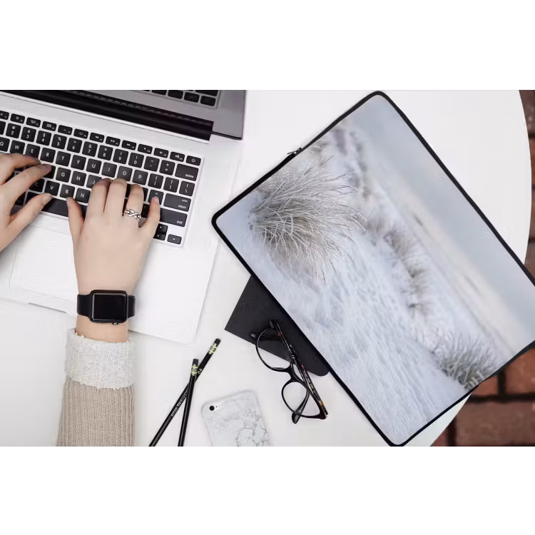Duinen - Sneeuw - Strand - Winter - Serene laptophoes neopreen klein -bureau