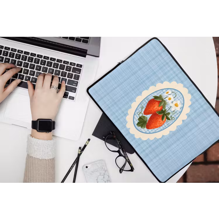 Aardbeien - Lijst - Rood - Geruit laptophoes neopreen klein -bureau