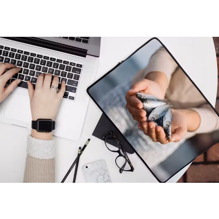 Laptop hülle - Fisch – Hände – Natur - Vis - Handen - Natuur laptophoes neopreen klein