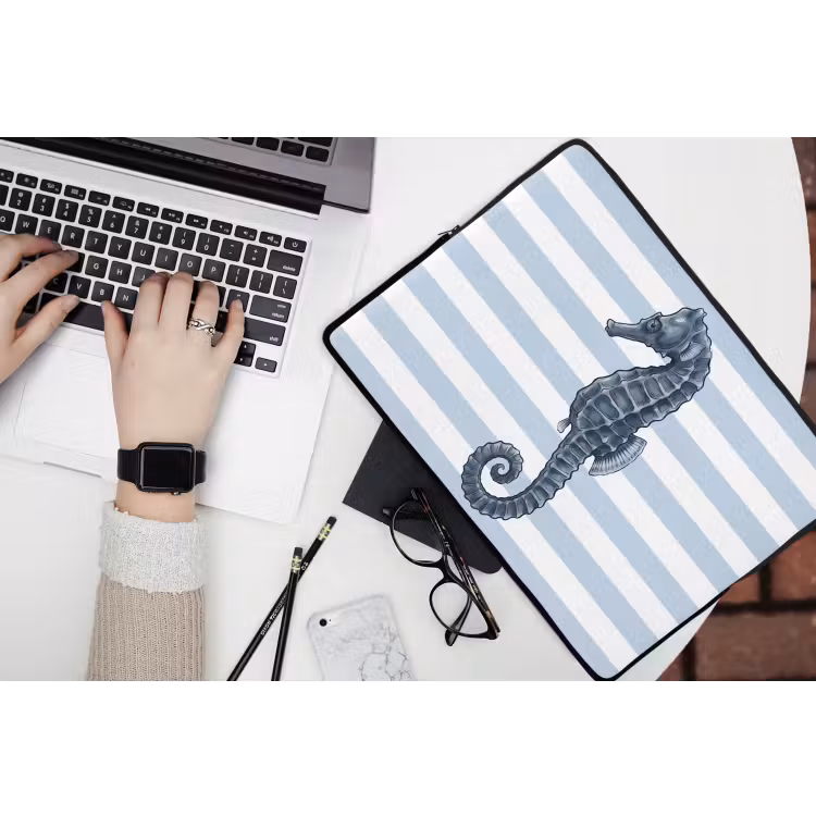 Vis - Oceaan - Illustratie - Blauw - Strepen laptophoes neopreen klein -bureau