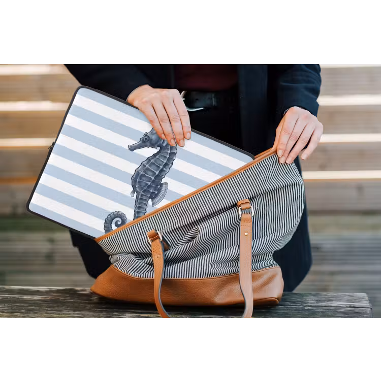 Vis - Oceaan - Illustratie - Blauw - Strepen laptophoes neopreen klein -tas