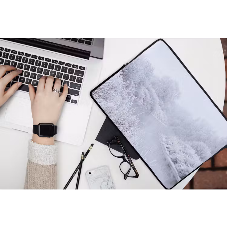 Rivier - Sneeuw - Bos - Winter - Schilderachtig laptophoes neopreen klein -bureau