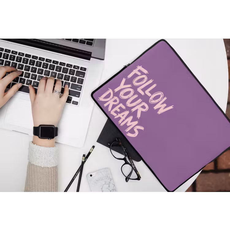 Follow your dreams - Paars - Penseeltextuur laptophoes neopreen klein -bureau