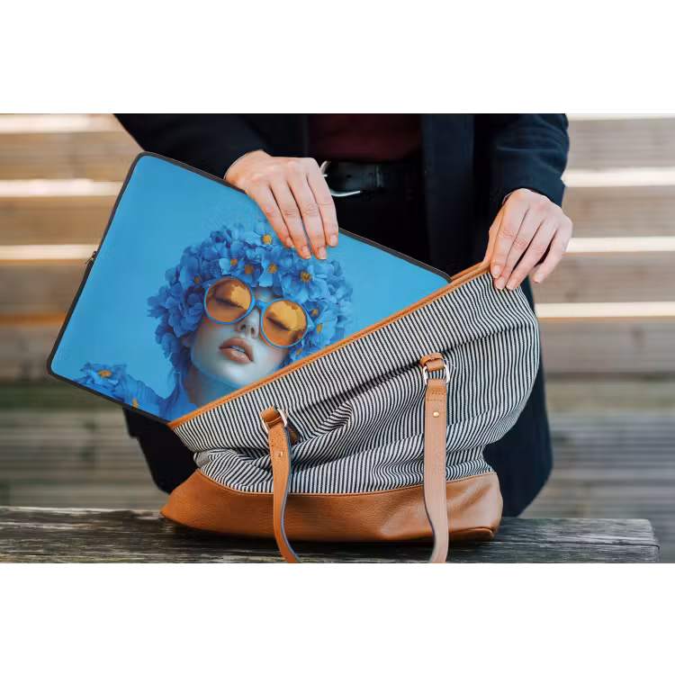 Vrouw - Bloem - Blauw - Modern - Bril - Portret laptophoes neopreen klein -tas