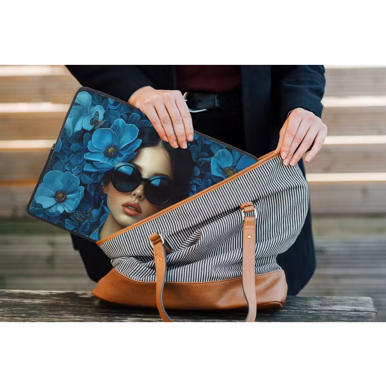 Vrouw - Bloemen - Blauw - Aesthetic - Luxe laptophoes neopreen klein -tas