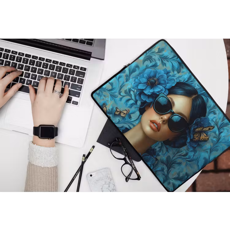 Vrouw - Bloemen - Vlinders - Blauw - Abstract laptophoes neopreen klein -bureau