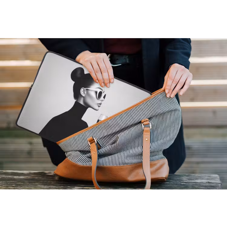 Vrouw - Champagne - Modern laptophoes neopreen klein -tas