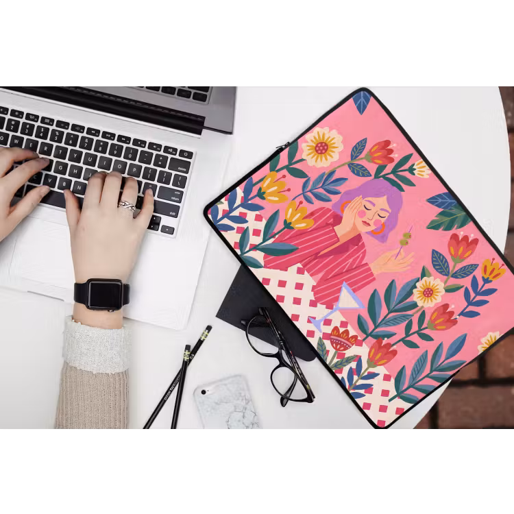 Vrouw - Cocktail - Bloemen - Modern - Roze laptophoes neopreen klein -bureau