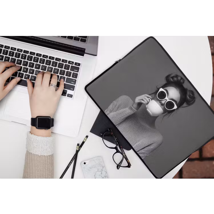 Vrouw - Koffie - Zwart - Wit laptophoes neopreen klein -bureau