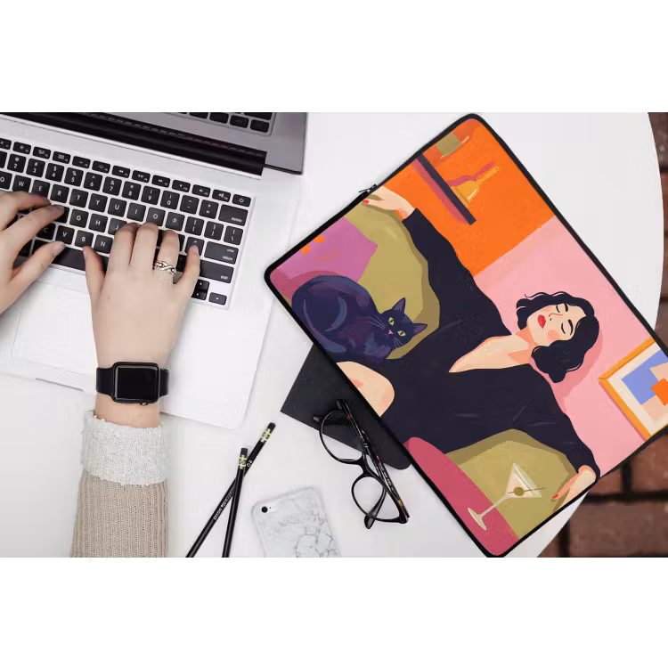 Vrouw - Kat - Interieur - Modern - Kleurrijk laptophoes neopreen klein -bureau