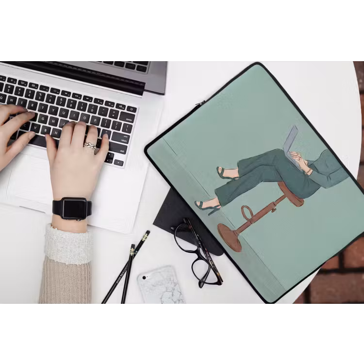Vrouw - Laptop - Zittend - Illustratie - Groen laptophoes neopreen klein -bureau