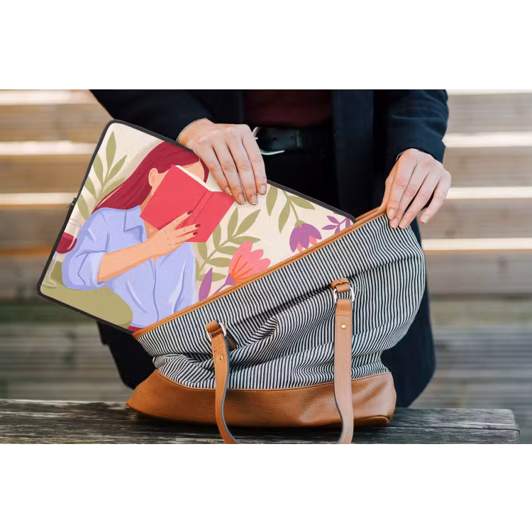 Vrouw - Lezen - Thuis - Modern - Bloemen laptophoes neopreen klein -tas