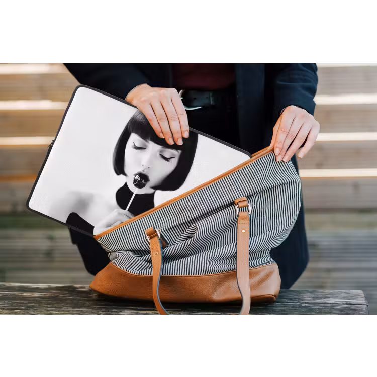 Vrouw - Lolly - Zwart - Wit laptophoes neopreen klein -tas