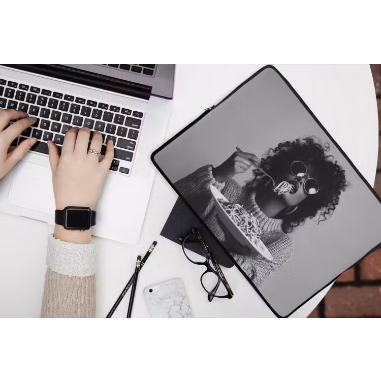 Vrouw - Pasta - Zwart - Wit laptophoes neopreen klein -bureau