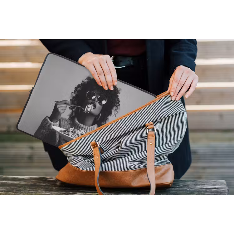 Vrouw - Pasta - Zwart - Wit laptophoes neopreen klein -tas