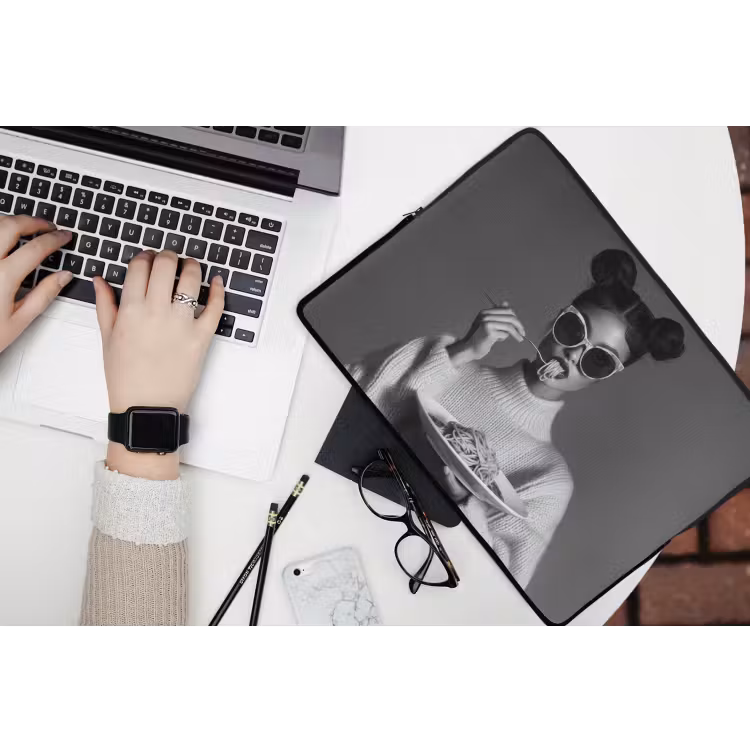 Vrouw - Pasta - Zonnebril laptophoes neopreen klein -bureau