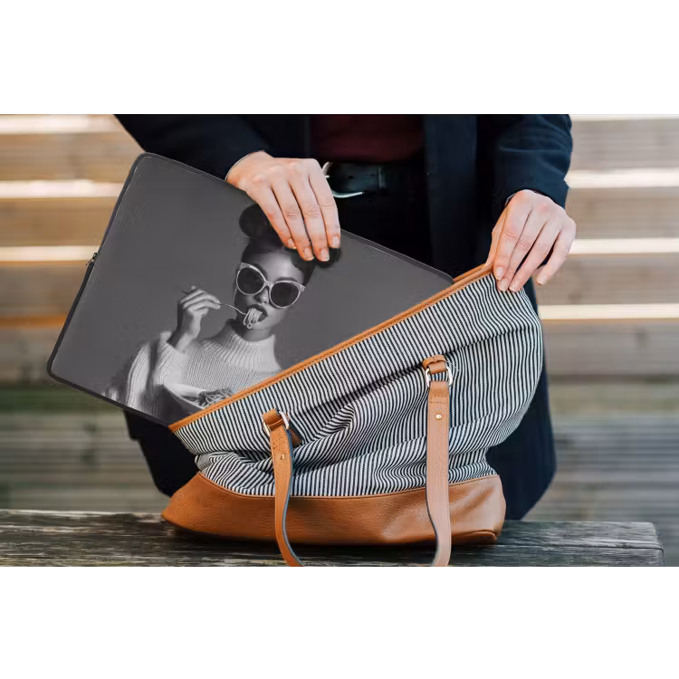 Vrouw - Pasta - Zonnebril laptophoes neopreen klein -tas