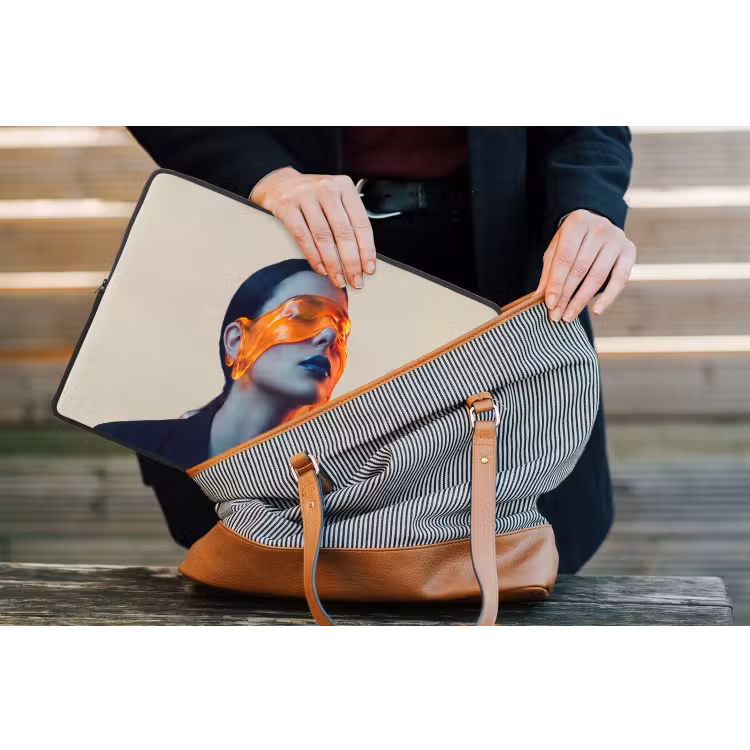 Vrouw - Oranje - Abstract - Modern - Kleurrijk laptophoes neopreen klein -tas