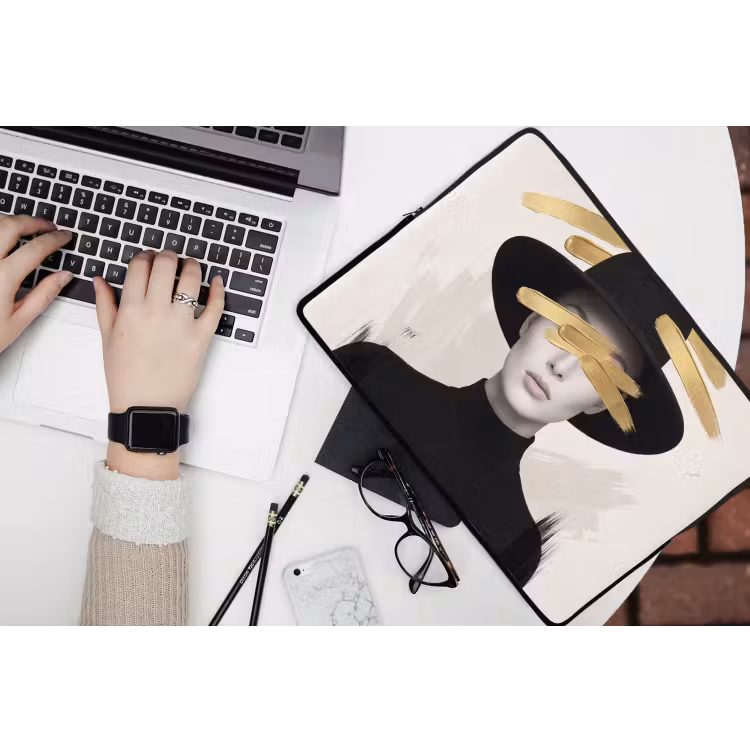 Vrouw - Portret - Modern - Goud - Kunst laptophoes neopreen klein -bureau