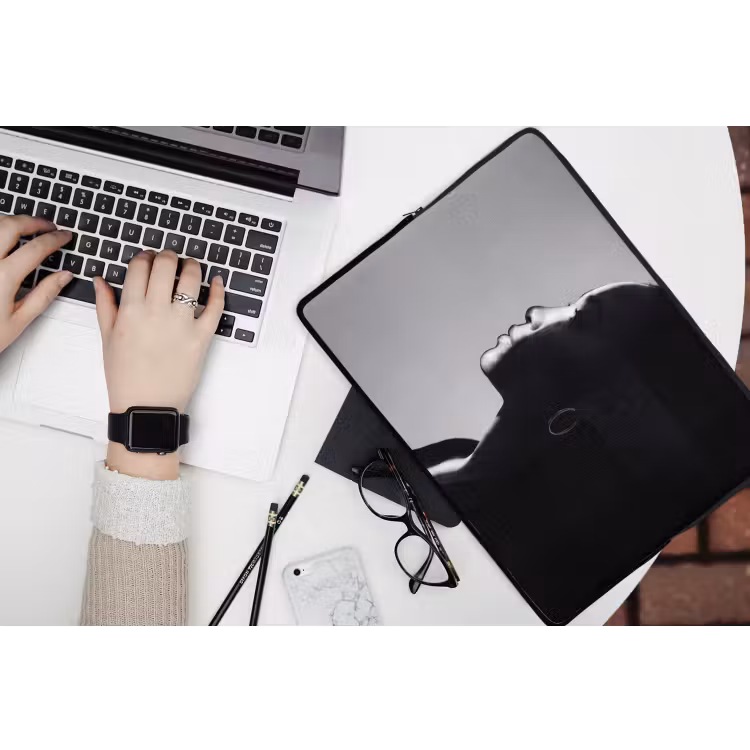Vrouw - Profiel - Mensen - Zwart-wit laptophoes neopreen klein -bureau