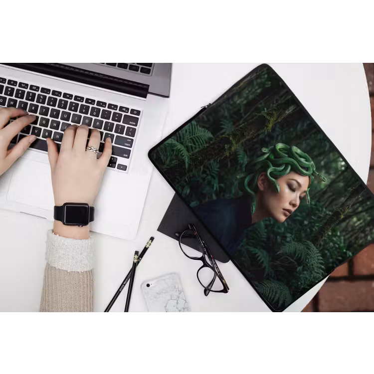 Vrouw - Slang - Natuur - Mystiek - Groen laptophoes neopreen klein -bureau