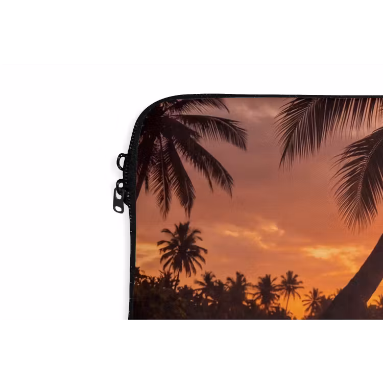 Vrouw - Surfplank - Strand - Zonsondergang - Oranje laptophoes neopreen klein -detail